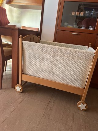 Moisés para bebé de madera con ruedas