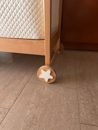 Moisés para bebé de madera con ruedas