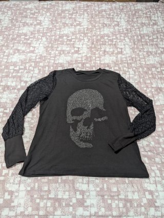 Maglia nera con teschio e pizzo