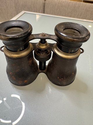 Prismáticos antiguos de latón y cuero
