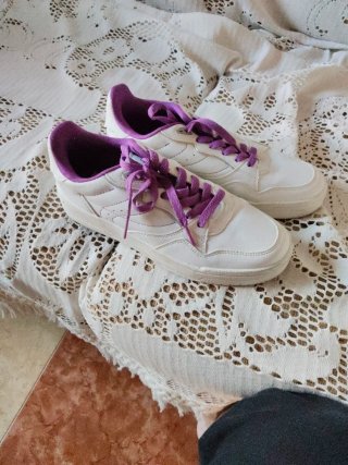 Tenis Zara blancos y morados Talla 38