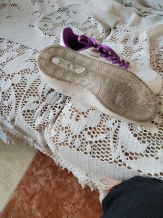 Tenis Zara blancos y morados Talla 38