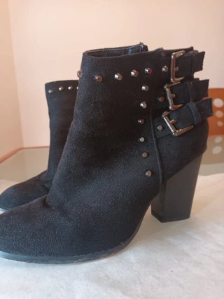 Botines negros con tachuelas y hebillas