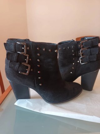 Botines negros con tachuelas y hebillas