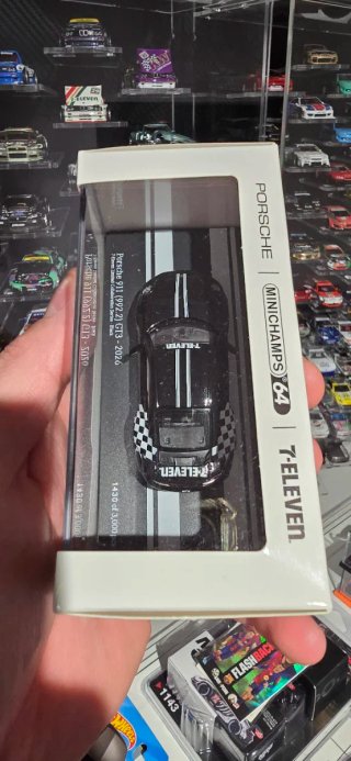 Minichamps Porsche 911 7-Eleven 1:64