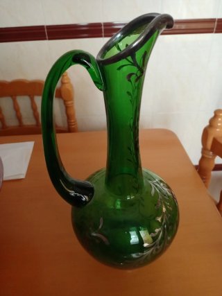 Jarra de vidrio verde decorada con plata