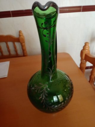 Jarra de vidrio verde decorada con plata