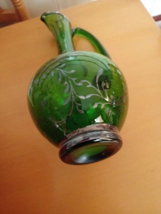 Jarra de vidrio verde decorada con plata