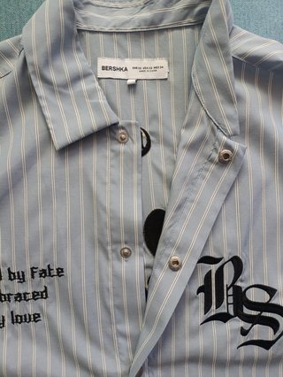 Camisa Bershka rayas azul con bordado Talla XS