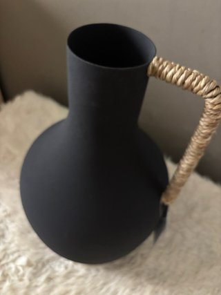 Jarrón metálico negro con asa de yute