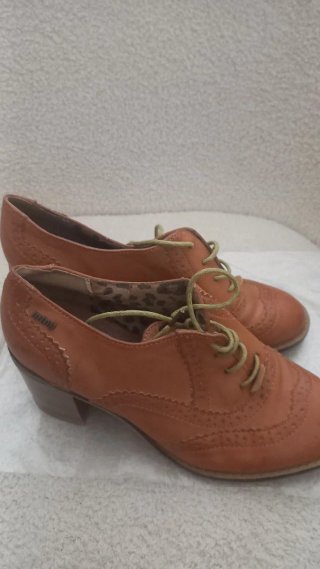 Zapatos Mustang cordones marrones