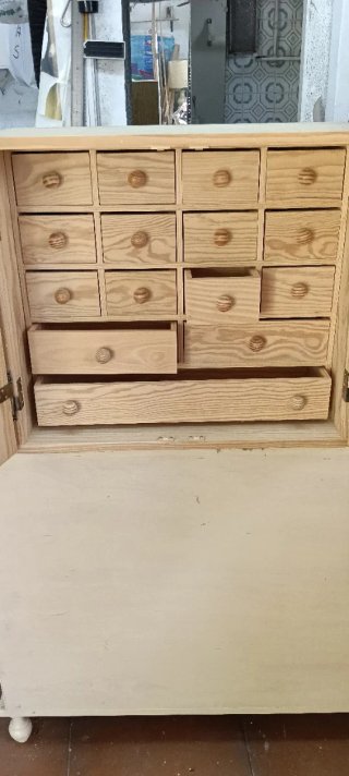 Armario pequeño de madera con cajones