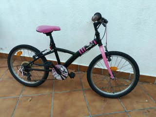 Bicicleta infantil rosa y negra
