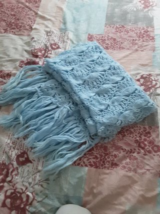 Bufanda de lana azul con flecos echa a mano
