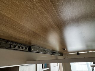 Mesa de salón extensible con cristal y enagüillas