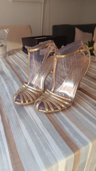 Sandalias doradas tacón