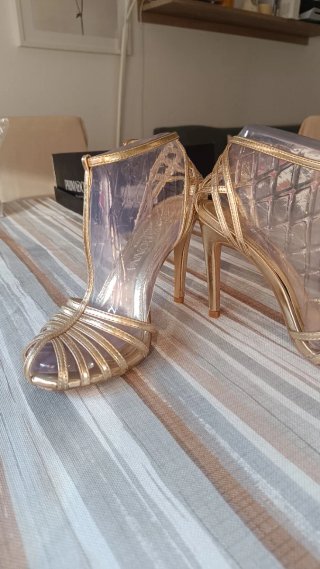 Sandalias doradas tacón
