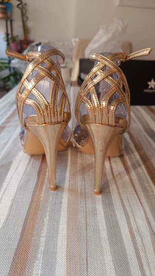 Sandalias doradas tacón