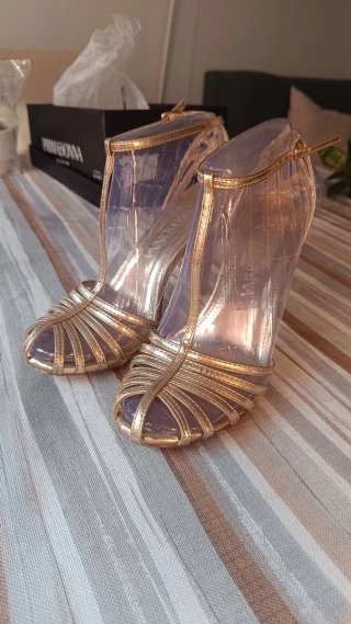 Sandalias doradas tacón