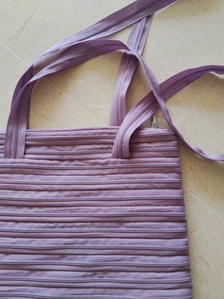 Bolso cremallera lila con lazo