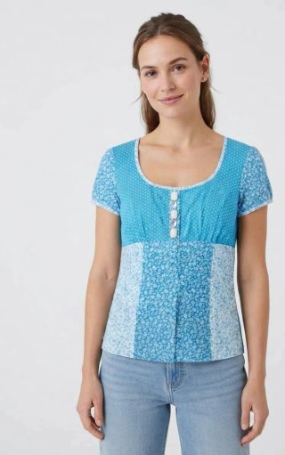 Camisa azul y blanca con estampado floral