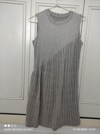 Vestido gris sin mangas con plisado