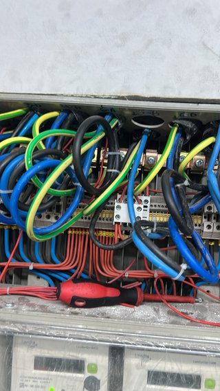 Realizo todo tipo de trabajo electrico de camaras