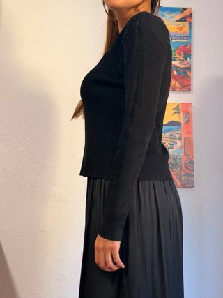 Suéter negro con cuello V