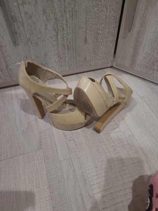 Zapatos de tacón beige