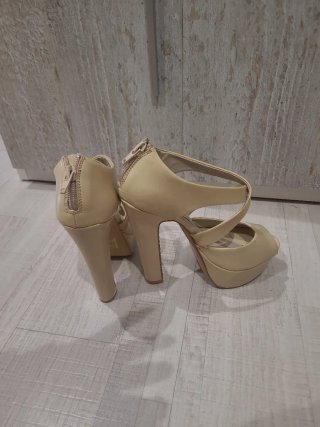 Zapatos de tacón beige