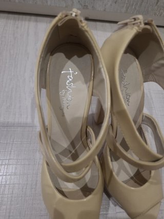 Zapatos de tacón beige