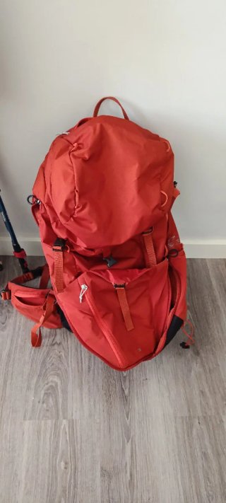 Mochila Decathlon 38L Naranja y Negra