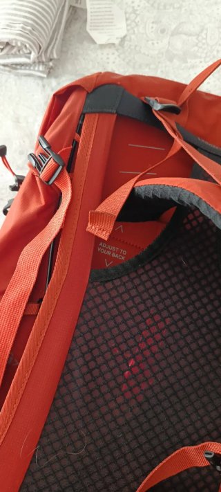 Mochila Decathlon 38L Naranja y Negra