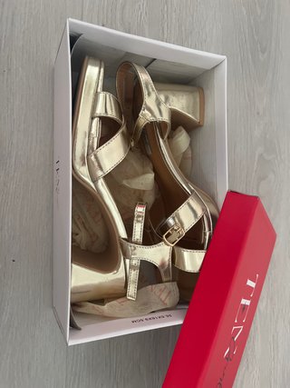 Zapatos de tacón dorados