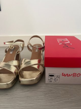 Zapatos de tacón dorados