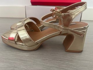Zapatos de tacón dorados