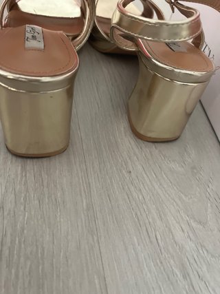 Zapatos de tacón dorados
