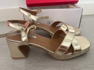 Zapatos de tacón dorados