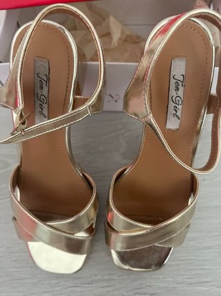 Zapatos de tacón dorados