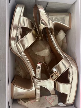Zapatos de tacón dorados