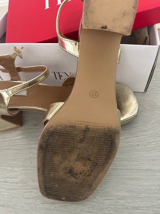 Zapatos de tacón dorados