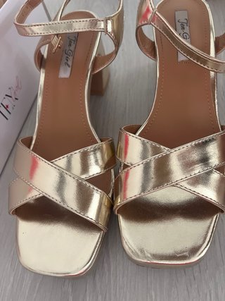 Zapatos de tacón dorados