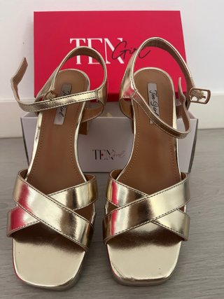 Zapatos de tacón dorados