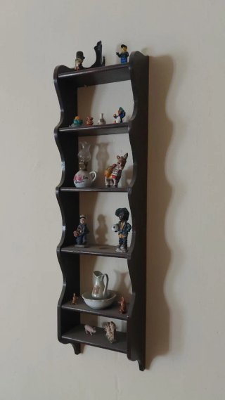 Repisa de madera oscura