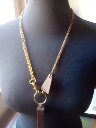 Collana metallo e legno con pendenti rosa