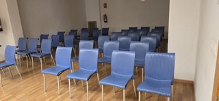 Mesa de oficina,sillas azules y puertas
