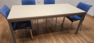 Mesa de oficina,sillas azules y puertas