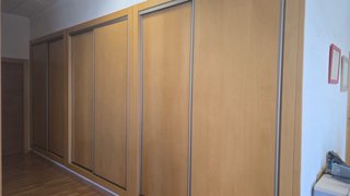 Mesa de oficina,sillas azules y puertas