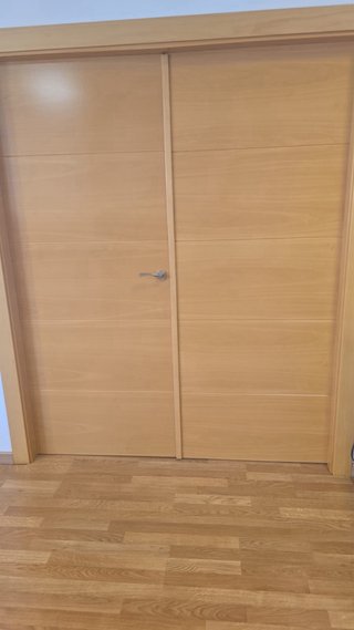 Mesa de oficina,sillas azules y puertas