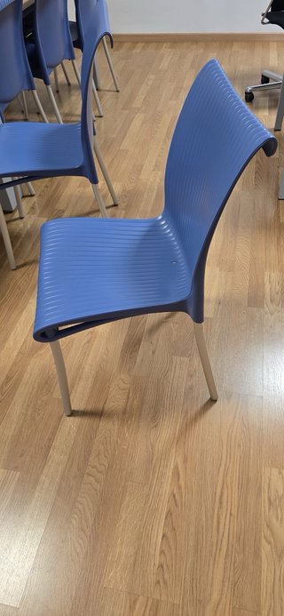 Mesa de oficina,sillas azules y puertas
